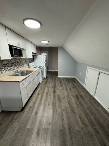 Building Photo - 6 Apple St