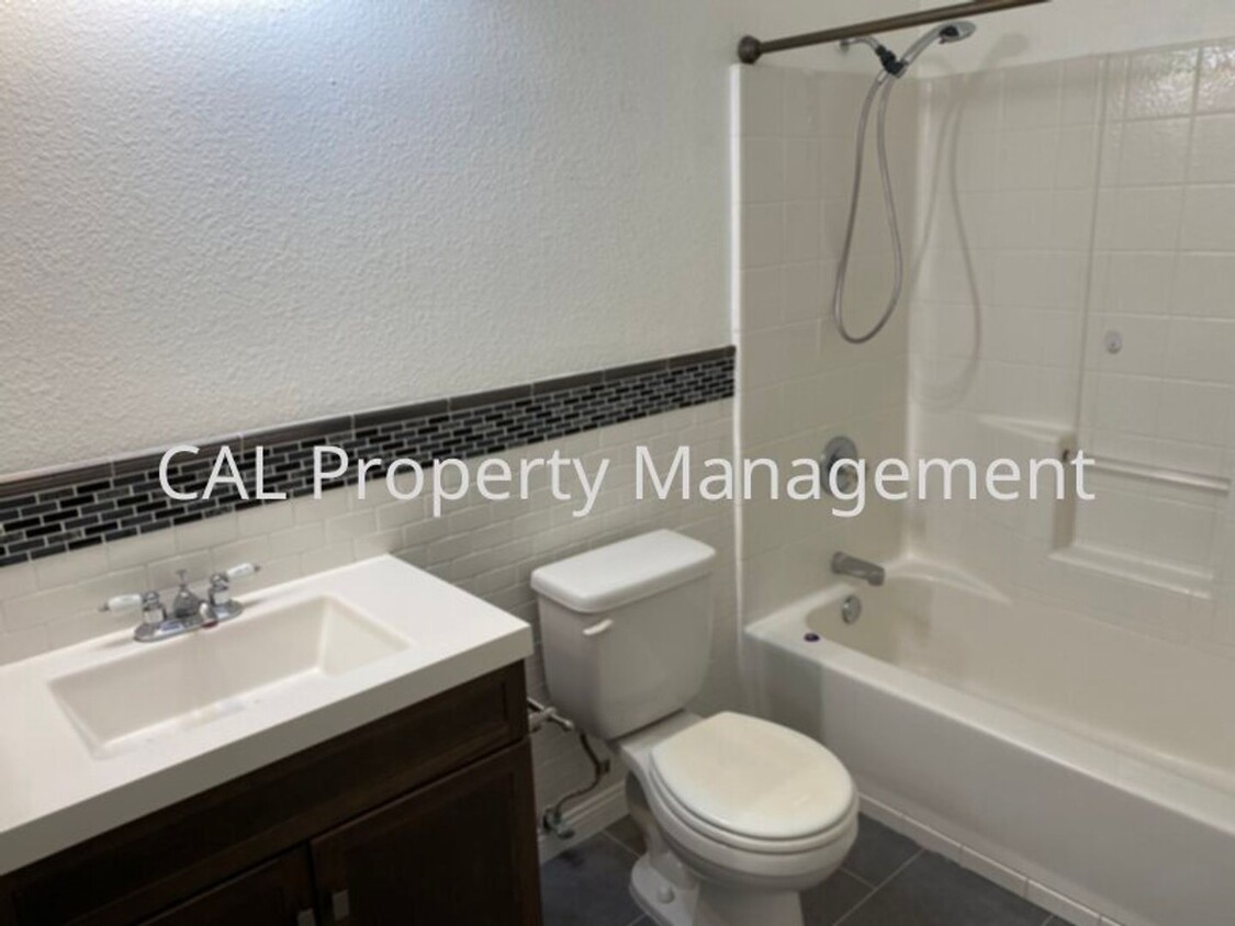 Foto principal - 3 Bedroom 2 Bathroom home in Hollister, CA!