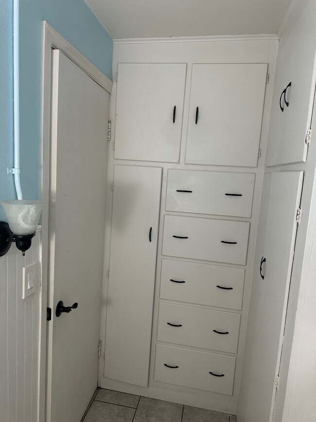 Building Photo - 206 E Broadway St