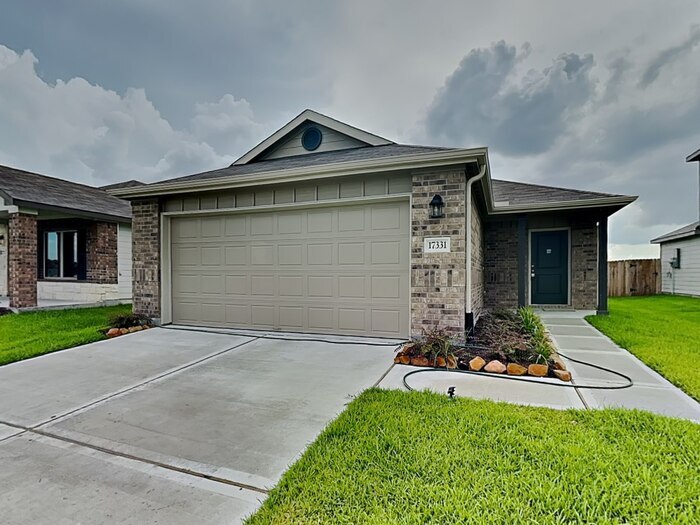 Foto principal - 17331 Roxboro Ln
