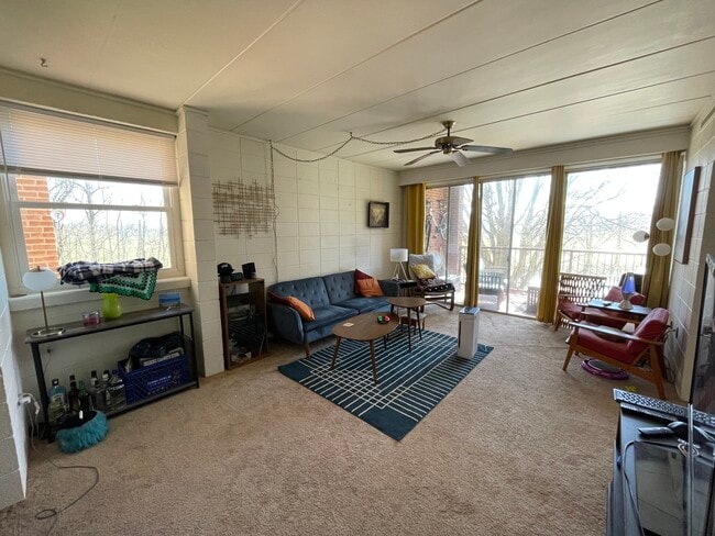 Building Photo - 902 Brightwood Manor Dr