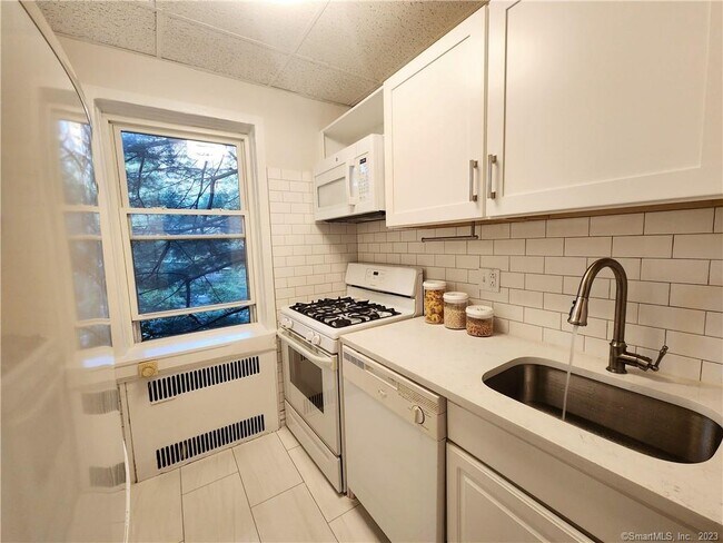 Building Photo - 70 Strawberry Hill Ave