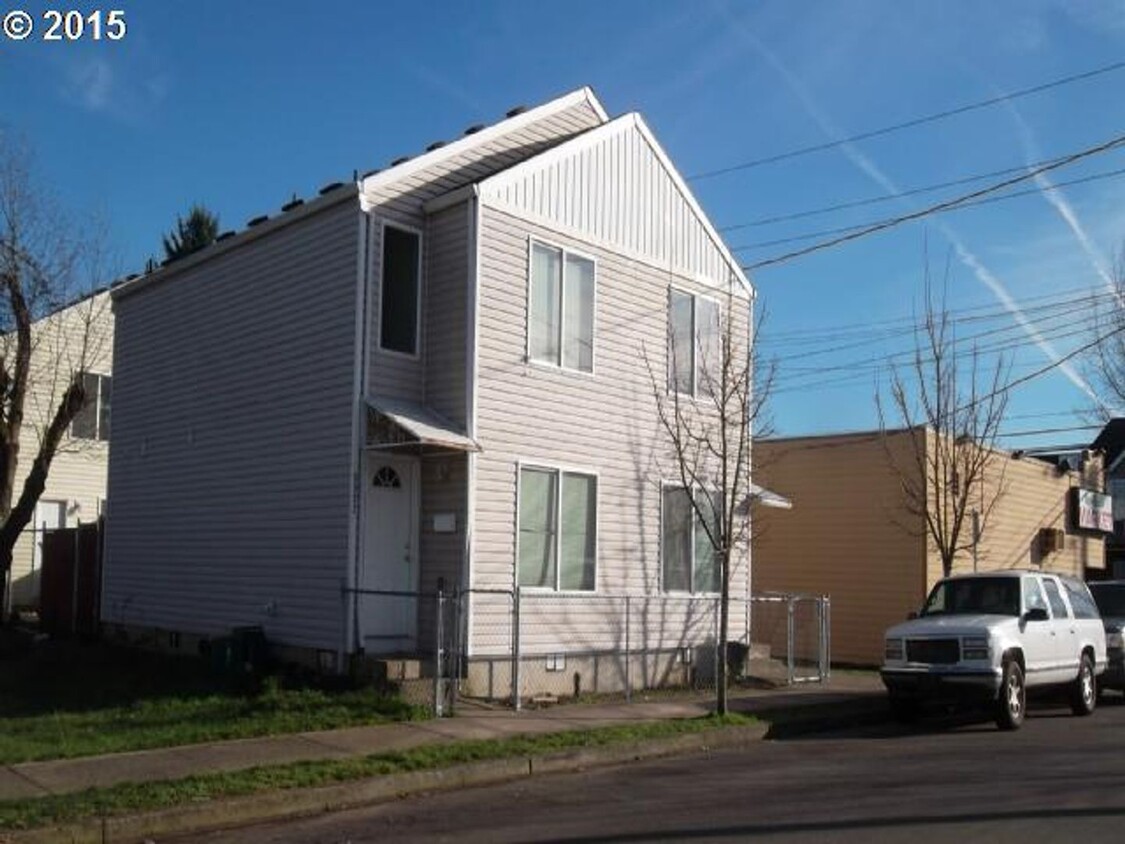 Primary Photo - 2 bdrm duplex Woodstock - fenced patio in ...