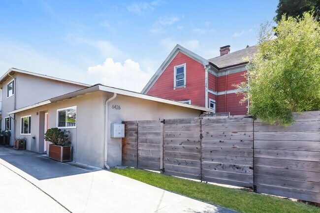 Foto del edificio - 6426-6428 Salem St