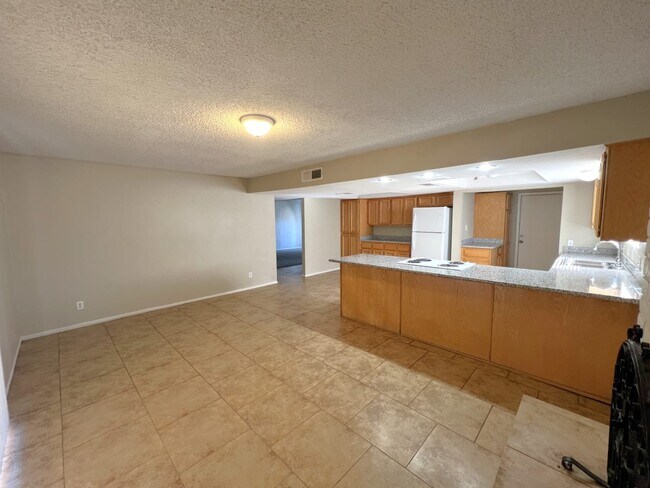 Foto del edificio - 708 N San Jose Cir