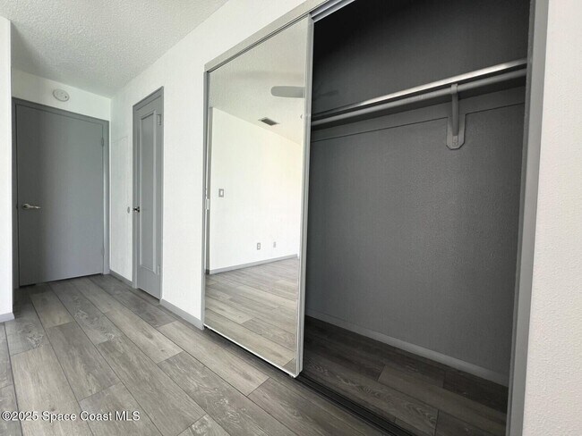 Foto del edificio - 1225 N Wickham Rd