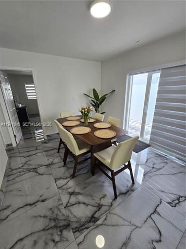 Building Photo - 869 W 37th St