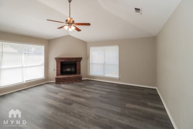 Foto del edificio - 4961 Briar Oaks Ln