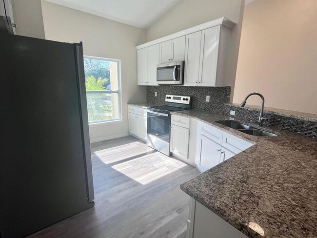 Building Photo - 925 Lora St