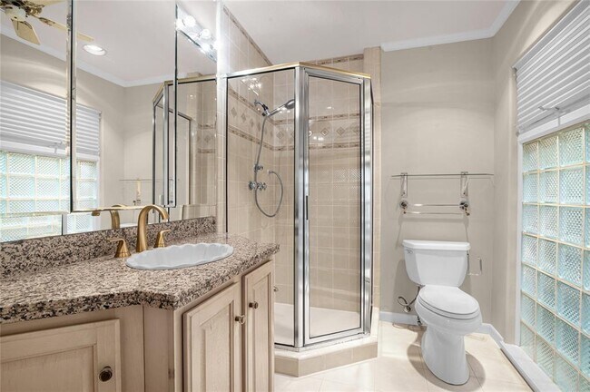 Foto del edificio - 319 Forest Lake Dr