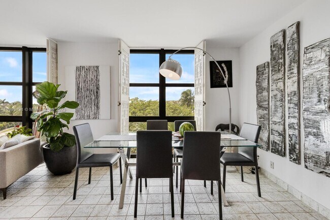 Building Photo - 1121 Crandon Blvd