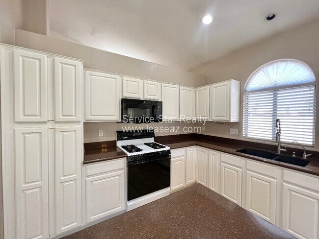 Foto del edificio - 4880 W Erie St