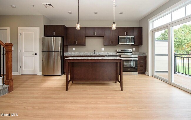 Foto del edificio - 2408 Backstretch Ave