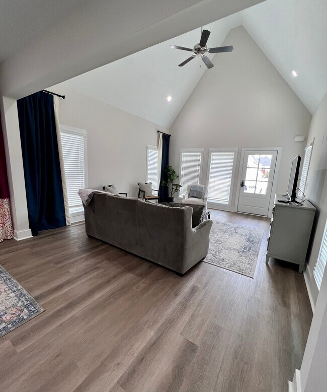 Building Photo - 1250 Burrow Cir