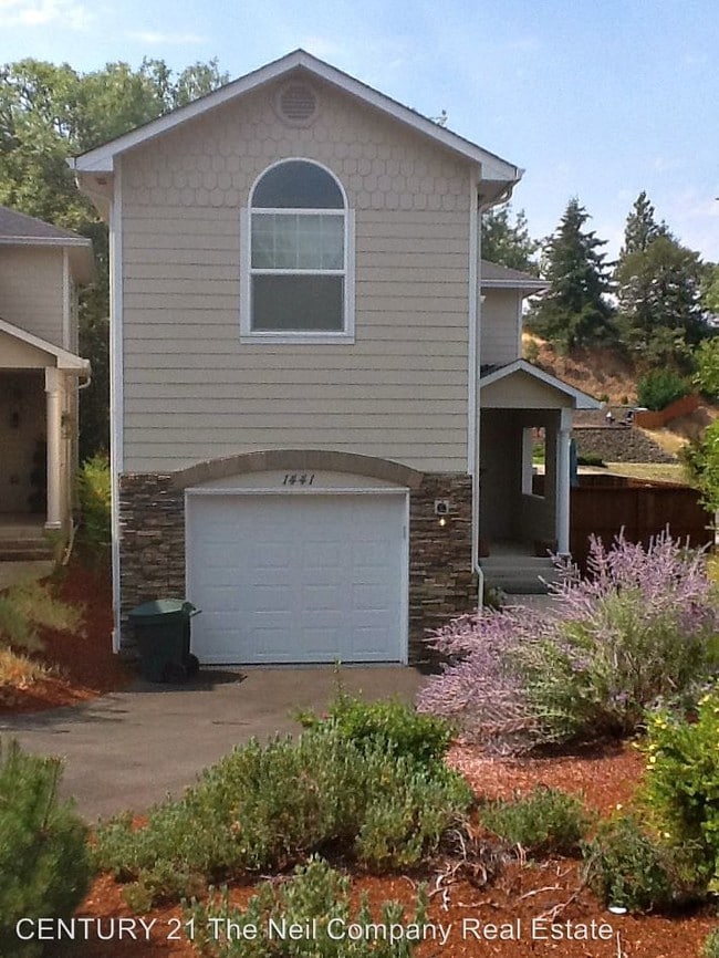 1441 Four Seasons Dr, Roseburg, OR 97470 House for Rent in Roseburg