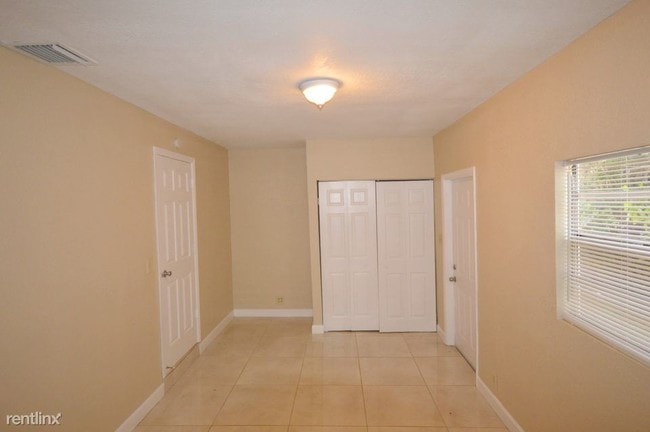 Building Photo - 5166 Woodland Dr