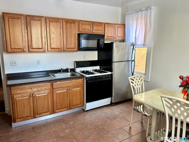 Building Photo - 182 Black Rock Ave