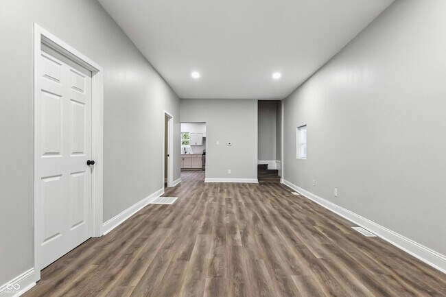 Building Photo - 117 N Sheffield Ave