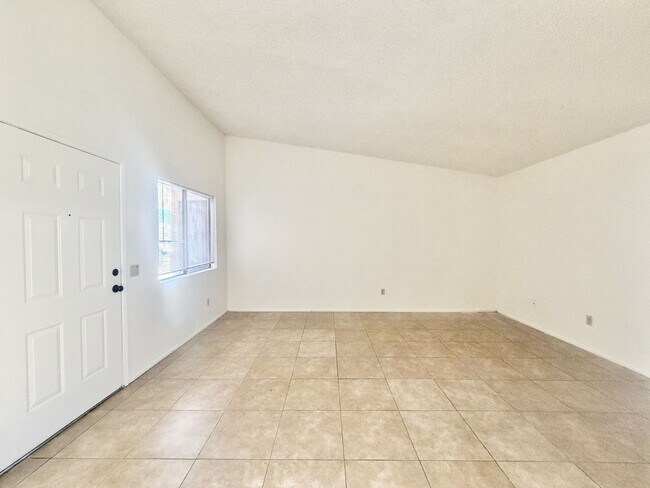 Foto del edificio - COMING SOON!! 3 BEDROOM / 2 BATHROOM Apartment in Cathedral City