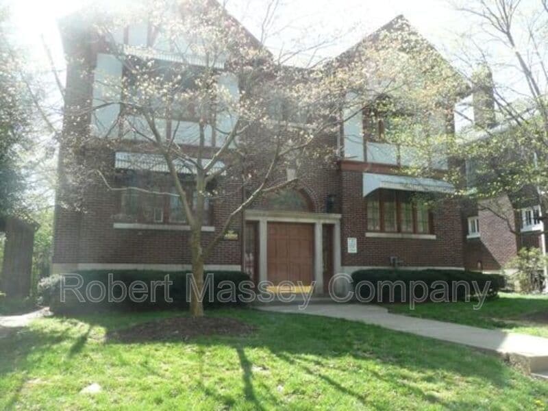 Primary Photo - 2424 Glenmary Ave
