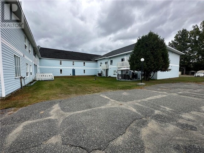 Building Photo - 21 Balsam St