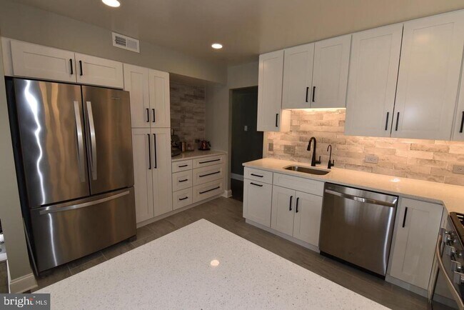 Foto del edificio - 1666 Parkcrest Cir