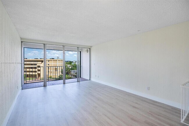 Foto del edificio - 9210 Fontainebleau Blvd