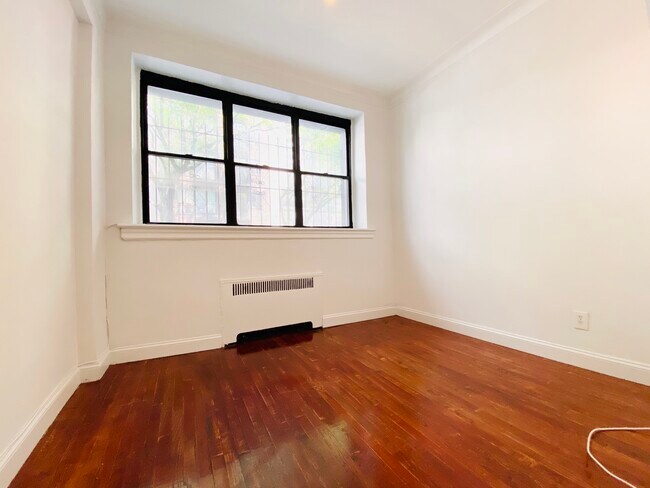 Building Photo - 156 E 85th St