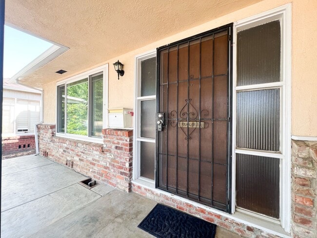 Building Photo - Tahoe Park Gem in Great Location!