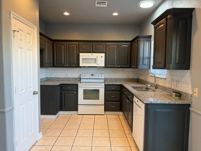 Building Photo - 3 bedroom 1.5 bath townhome - Bethany Schools