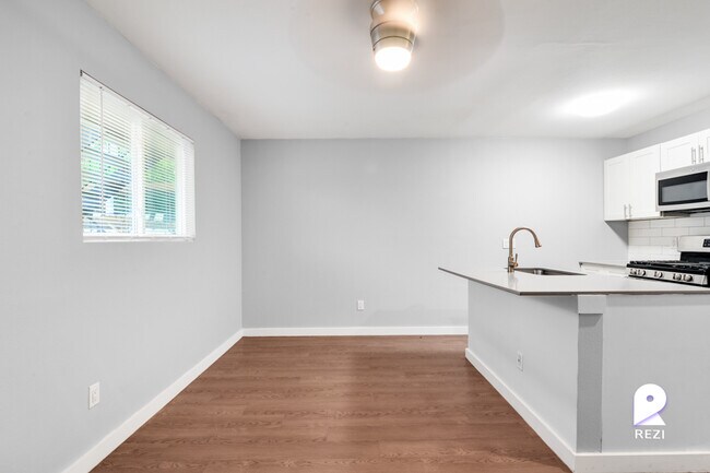 Building Photo - 902 Romeria Dr
