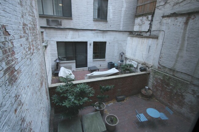 Building Photo - 122 E 13th St