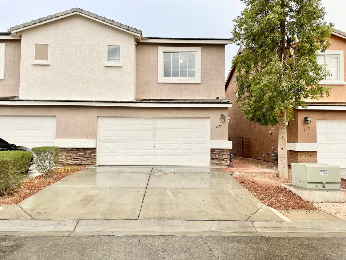 Primary Photo - Beautiful townhome 3 bed 2.5 bath for rent