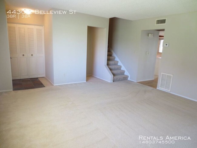 Building Photo - Excellent 3 Bed/3 Bath Phoenix Townhome!
