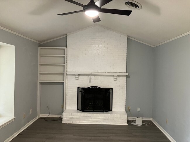 Building Photo - 726 Robindale Dr