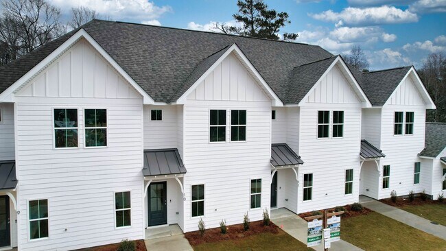 Foto del edificio - Charming Two-Level Home in The Village - COMING SOON!