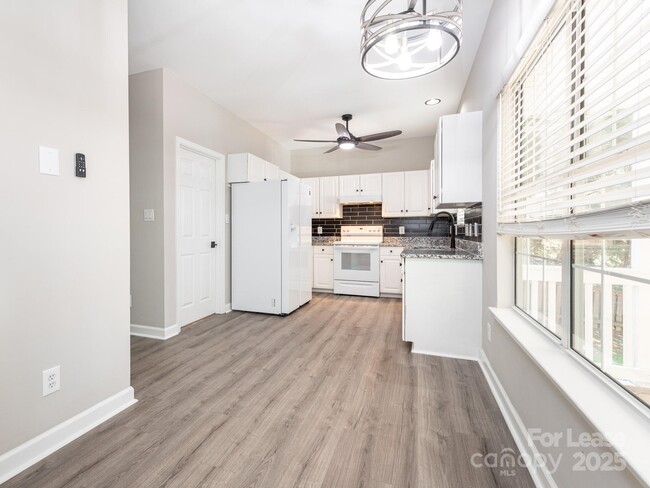 Building Photo - 6211 Rosebriar Ln