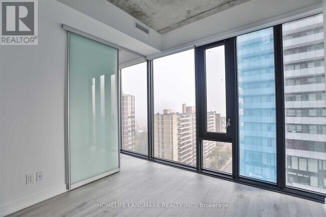 Building Photo - 161 Roehampton Ave