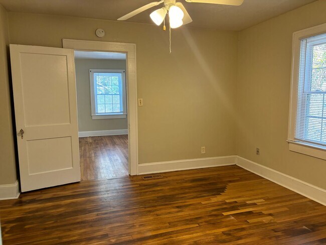 Foto del edificio - Cute 1BR/1BA Duplex Near UNCG!