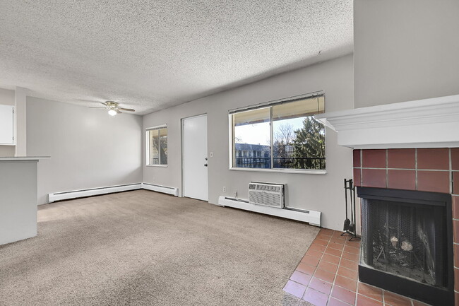 Building Photo - $1,395.00, 2 bed, 1 bath located in Denver...
