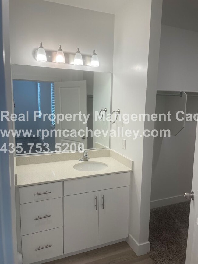 Foto del edificio - 472 W 40 S