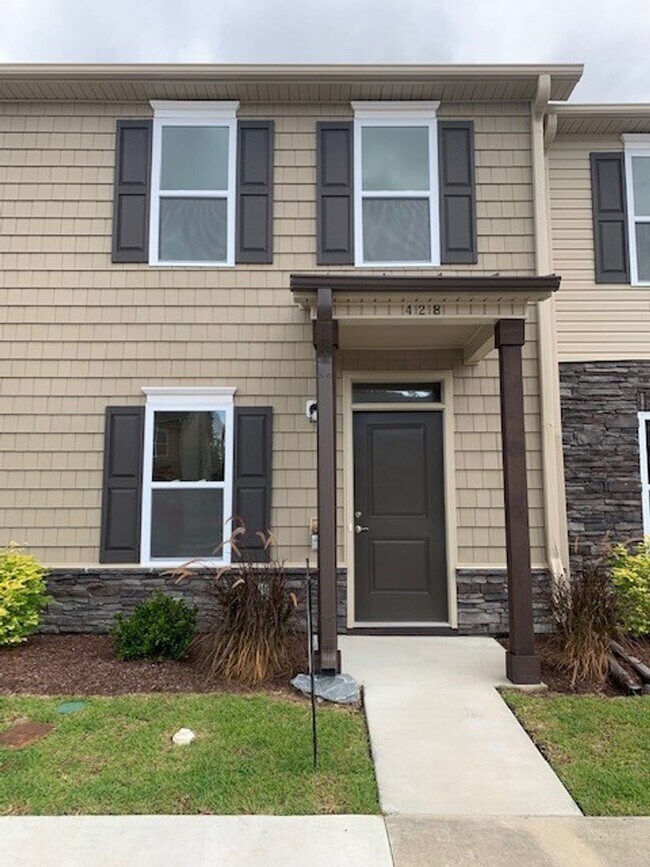 Foto del edificio - Townhome in Midway Park - Boyington Place!
