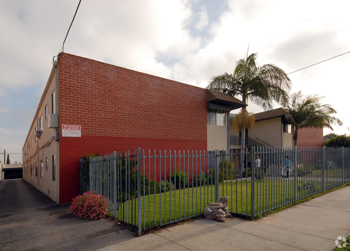 Building Photo - 1415 W 224th St