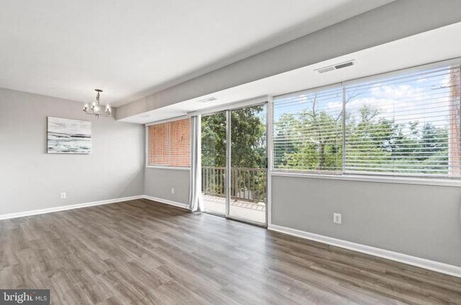 Foto del edificio - 5801 Quantrell Ave