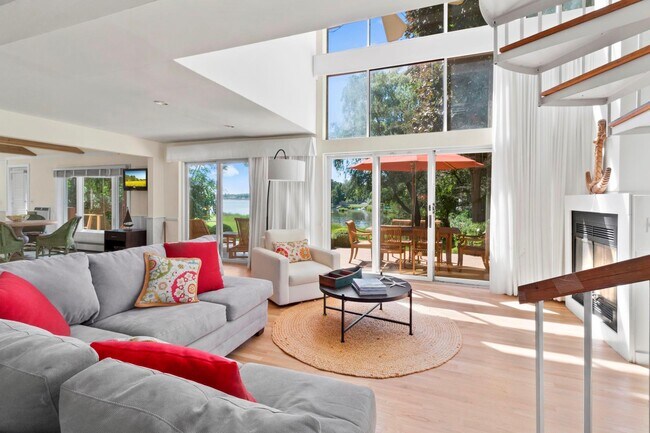 Foto del edificio - 42 Towd Point Rd