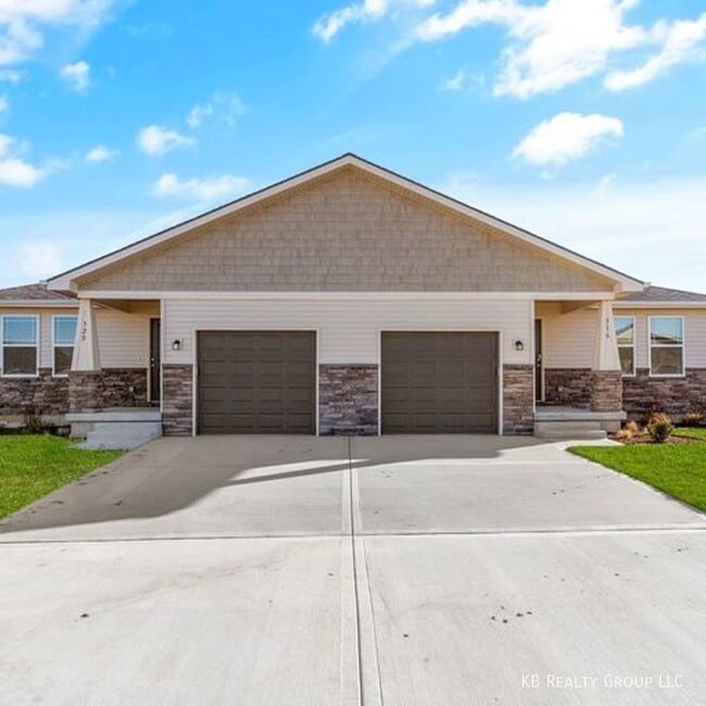 Building Photo - Newer 4 Bed Ranch Style Duplex with Finish...