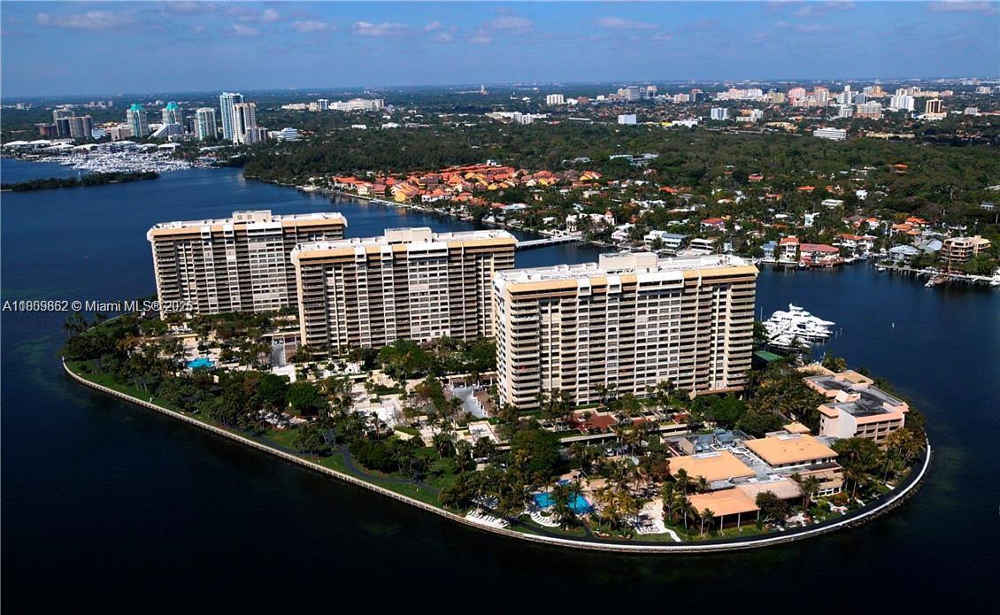 Foto principal - 2 Grove Isle Dr