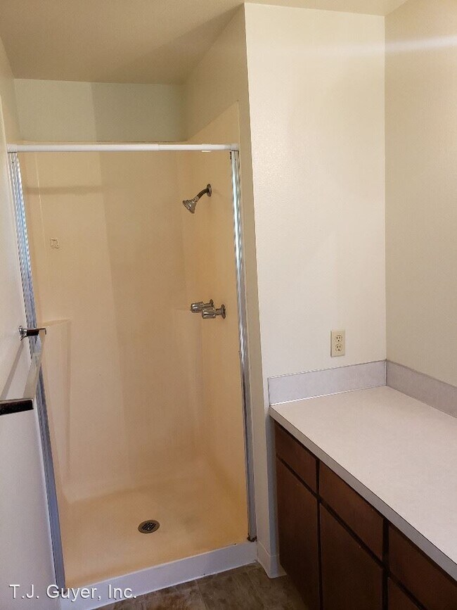 Foto del edificio - 3 br, 1.5 bath House - 556 Avery Road W.