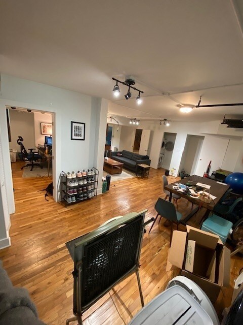 Building Photo - 1370 W Wilson Ave