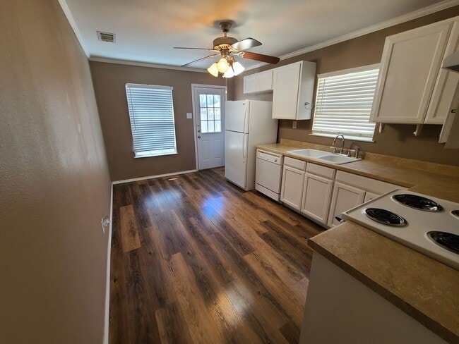 Building Photo - Coming August 2025... Charming 2-Bedroom H...
